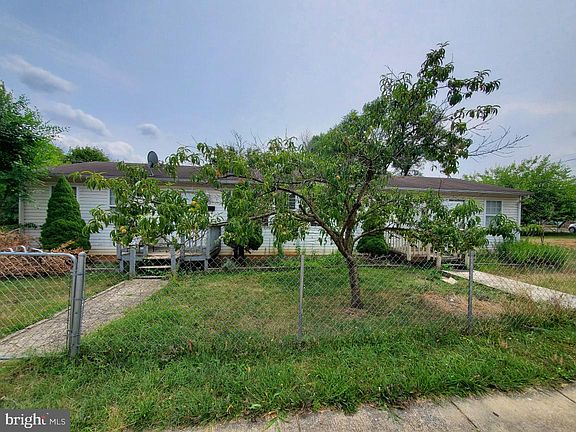 3rd image of 211 & 213 Laurel St