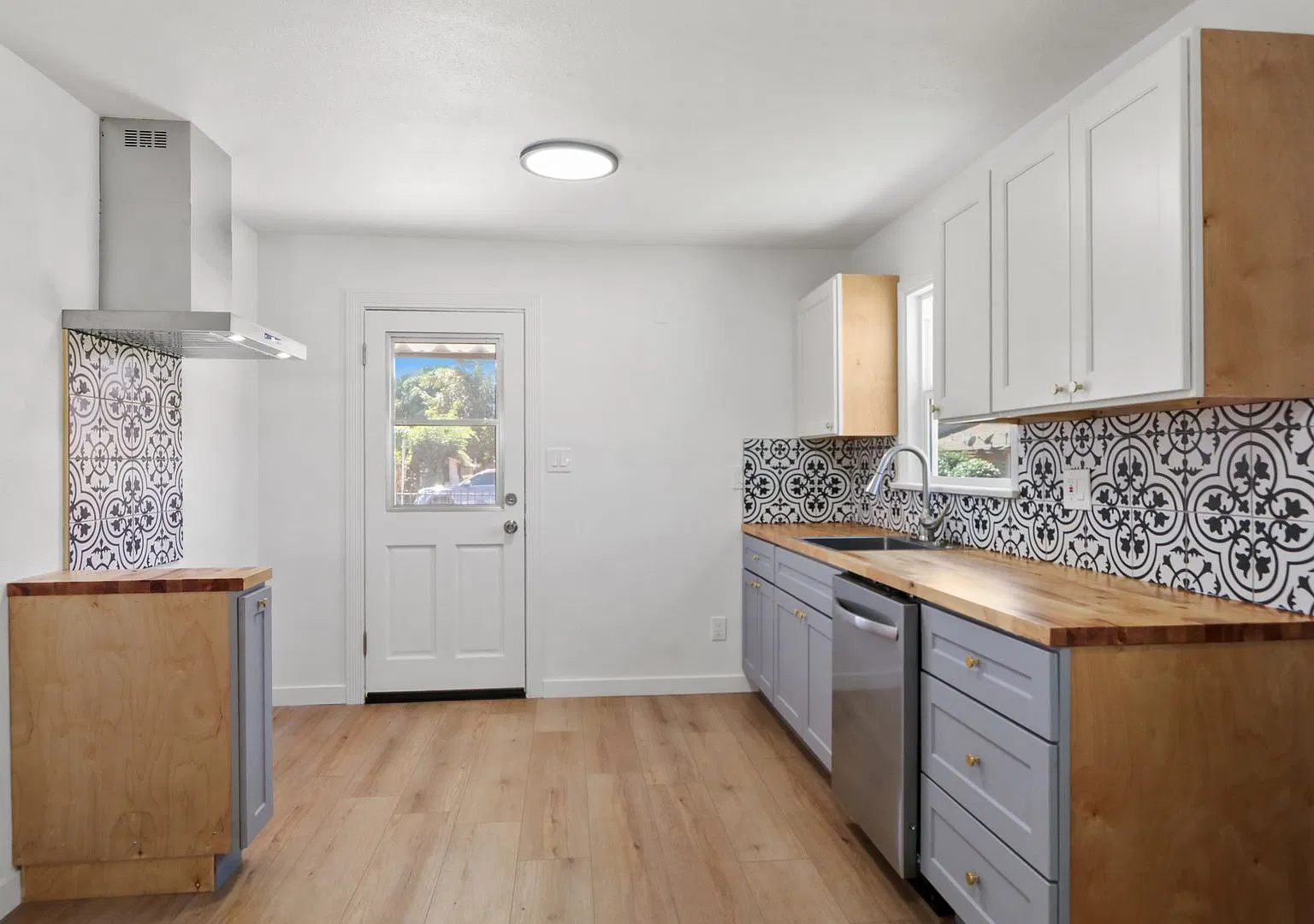 12113 Ferris — Photo 1