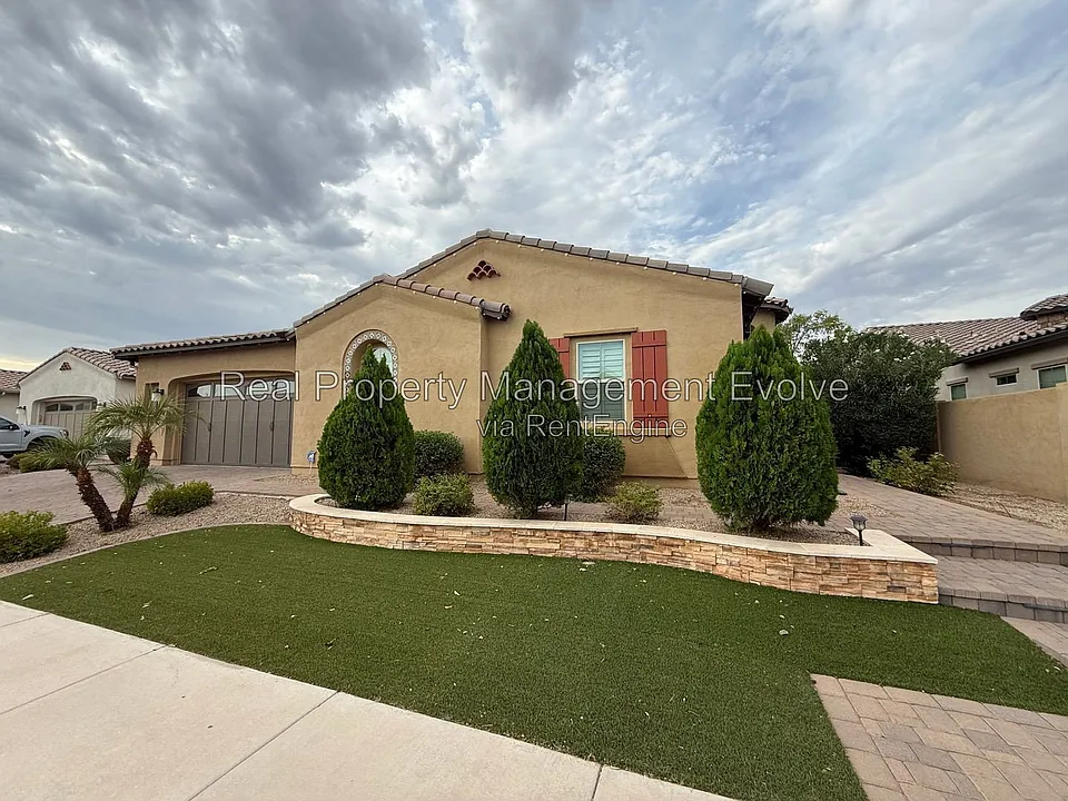 2307 E Mahogany Pl