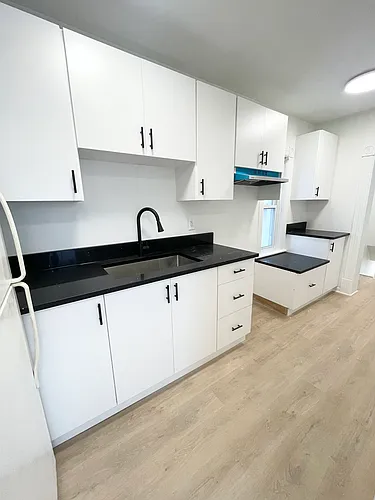 552 Bay St Photo 1