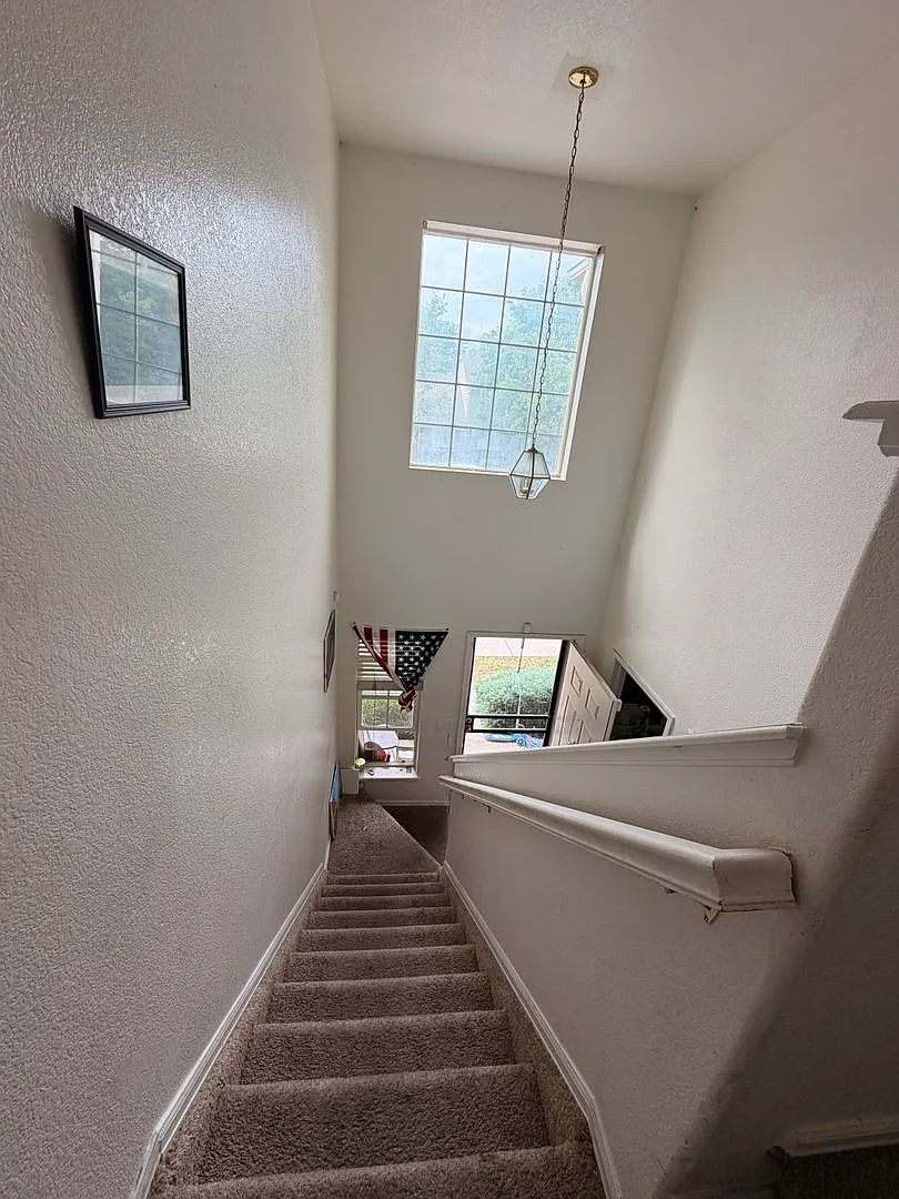 Spacious Aurora Townhome Convenient Location! — Photo 3
