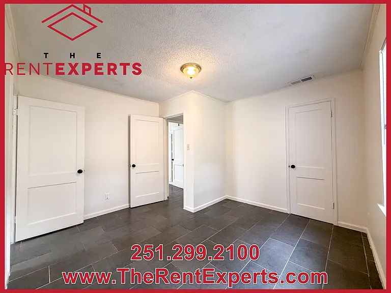 704 Louise Dr W — Photo 8