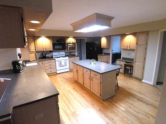 3rd image of 255 Ironwood Cir