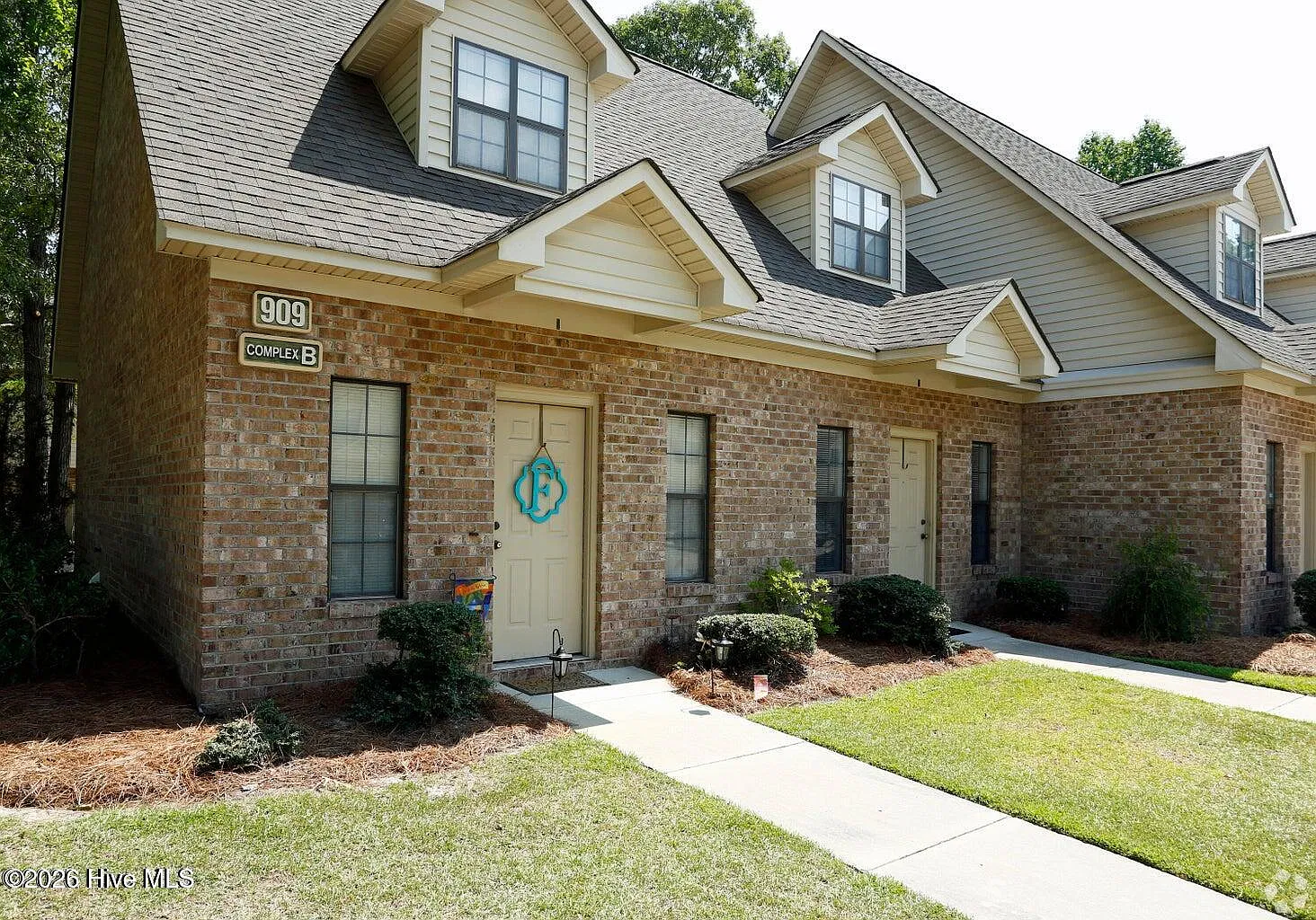 2 bed, 2.5 bath, 1240 sqft, $1,095 — Photo 1