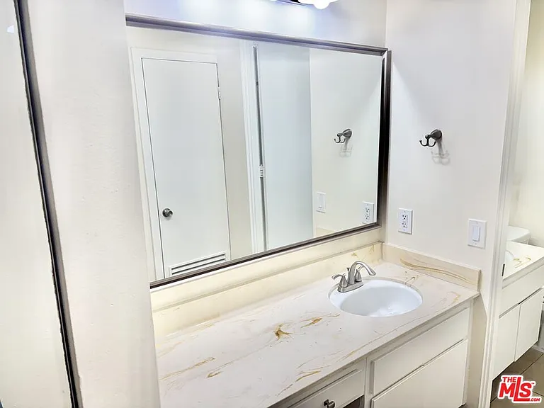 6526 Ocean Crest Dr #102 — Photo 12