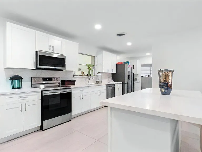 5911 SW 36th Ter — Photo 4