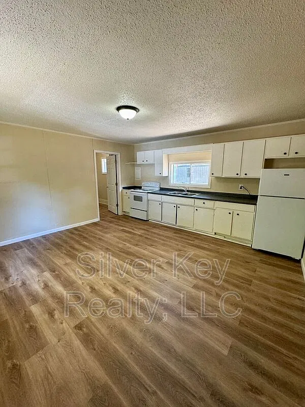 1 bed, 1.0 bath, $695 — Photo 3