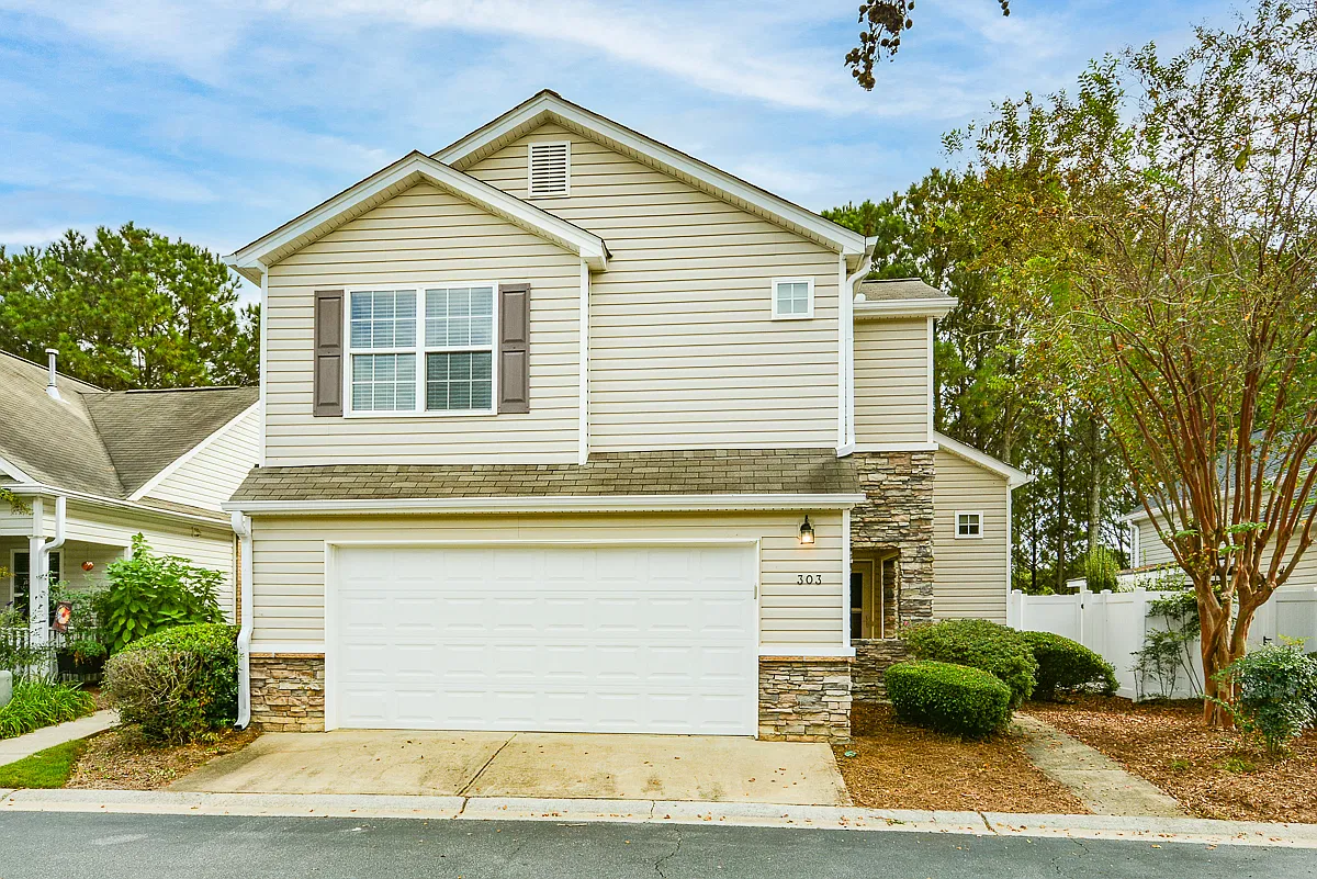 3 bed, 2.5 bath, 1307 sqft, $2,100 — Photo 1
