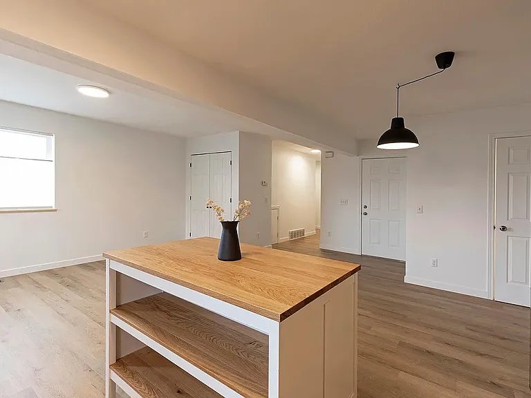 909 Defoe St #A — Photo 8