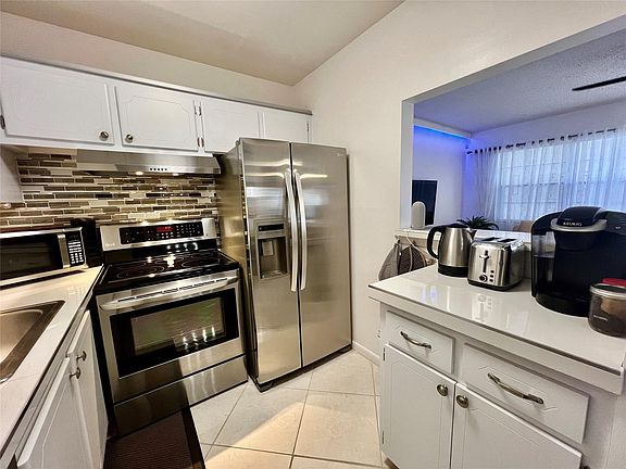 2nd image of 1027 Ellesmere B #1027