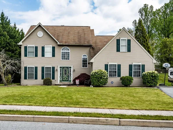 101 Oxford Cir, Douglassville, PA 19518