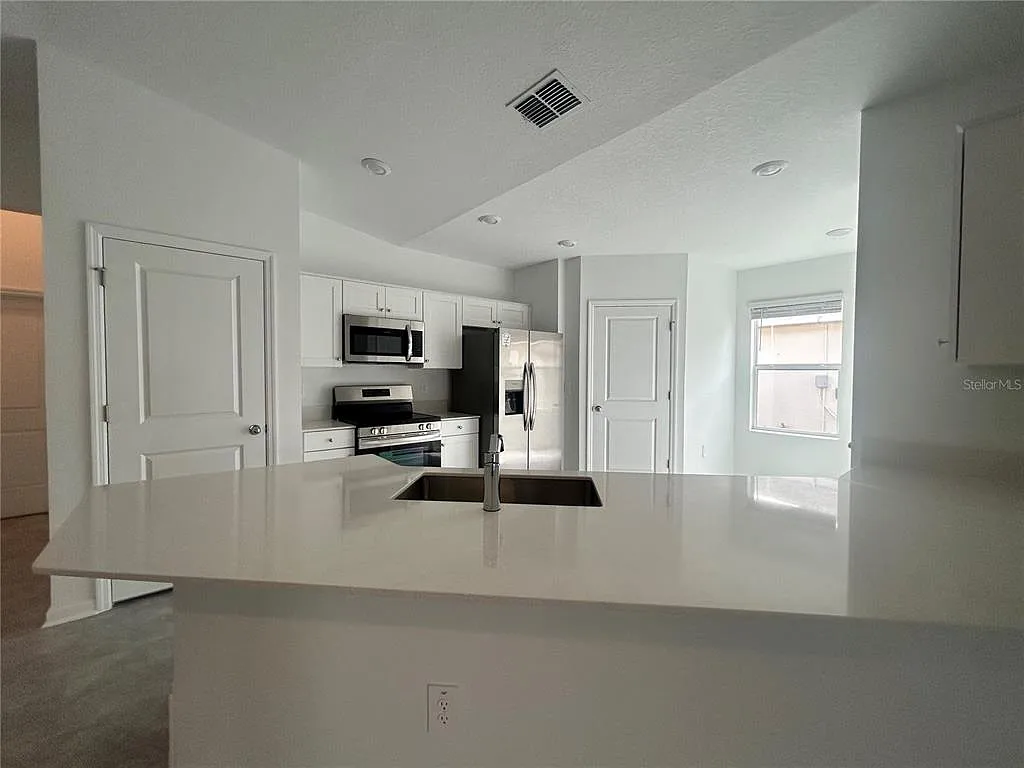 4 bed, 2.0 bath, 2080 sqft, $2,190 — Photo 4