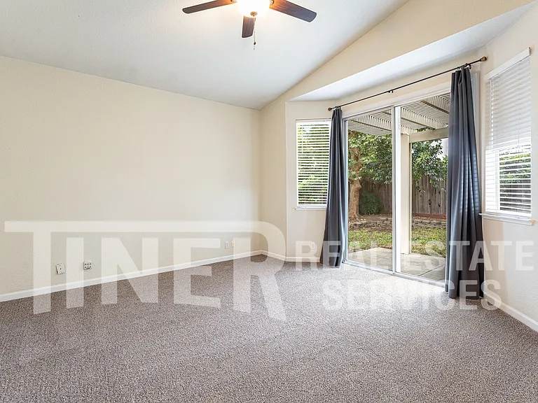 149 Canberra Ct — Photo 12