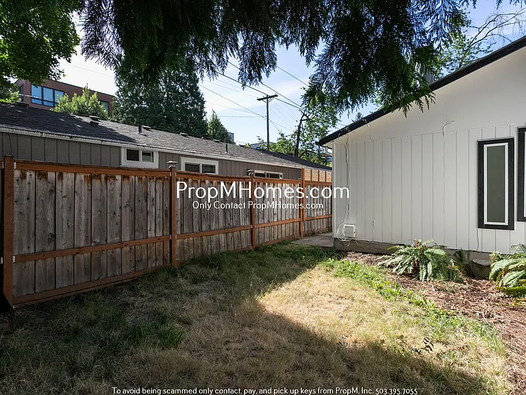 2216 SE Tacoma St — Photo 18
