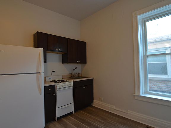 4th image of 2330 W Erie St #1R