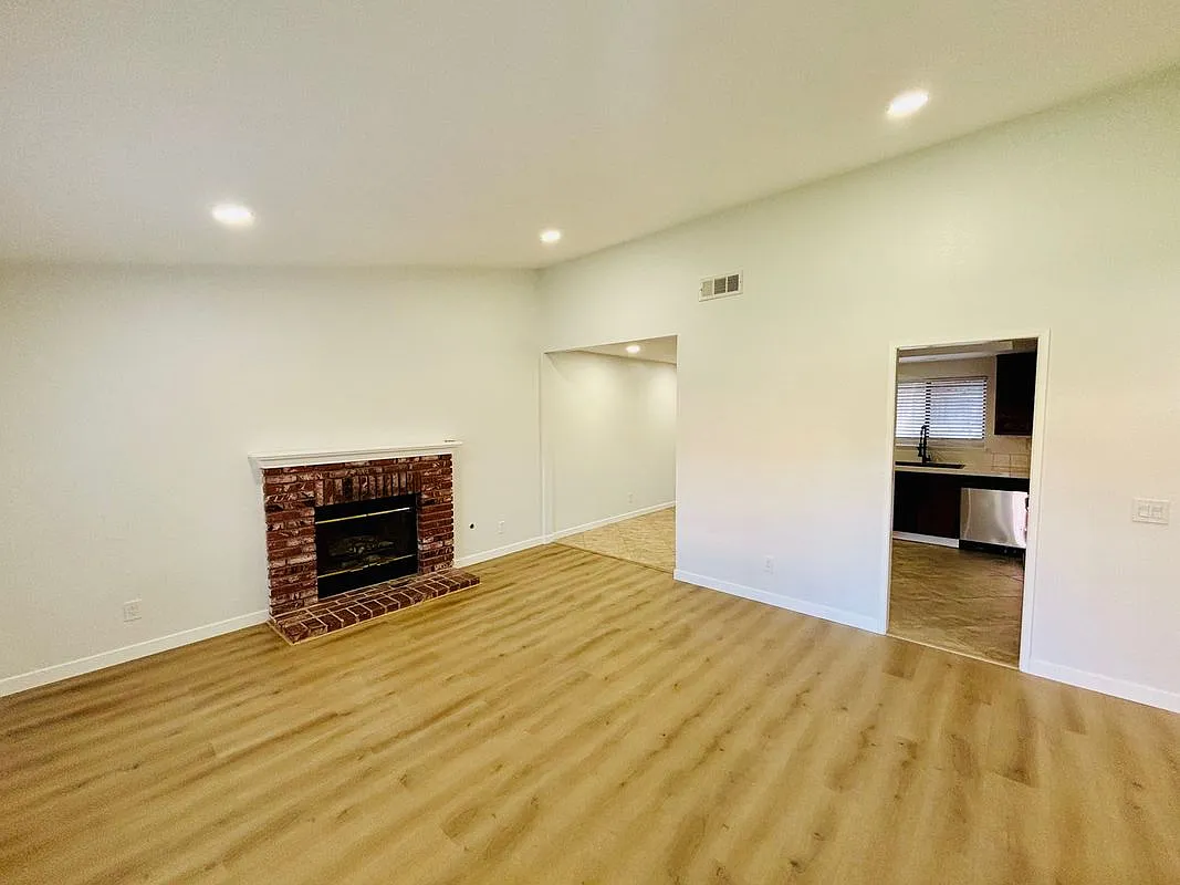 3 bed, 2.0 bath, 1134 sqft, $2,699 — Photo 3