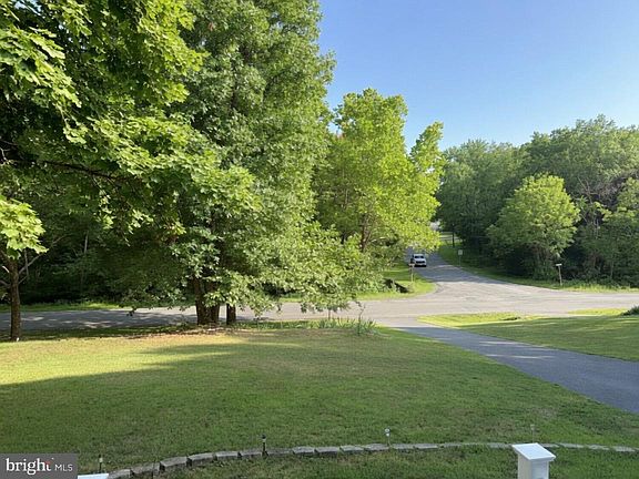 4th image of 219 Lakeside Dr