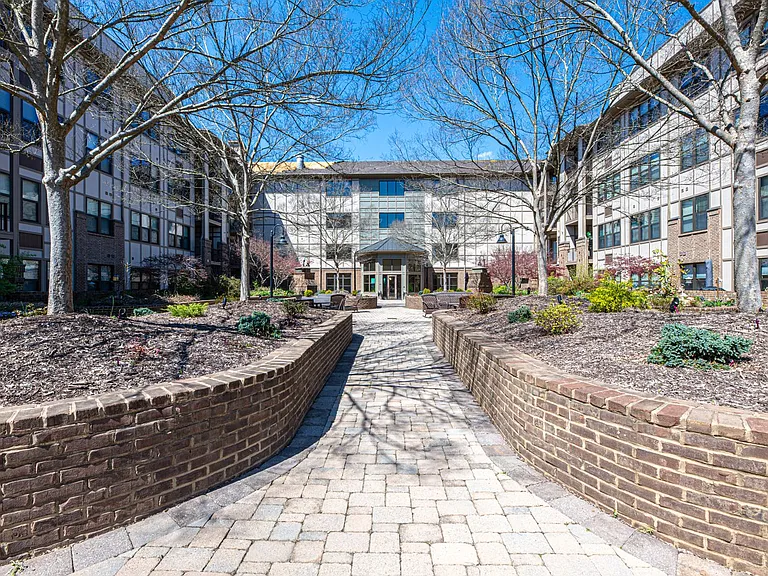 445 W Blount Ave #225 — Photo 3