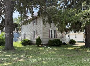 420 1/2 E Pine St, New London, WI 54961