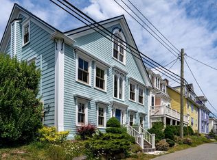 129 Townsend St, Lunenburg, NS B0J 2C0