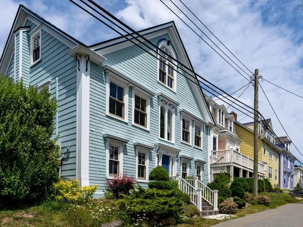 129 Townsend St, Lunenburg, NS B0J 2C0
