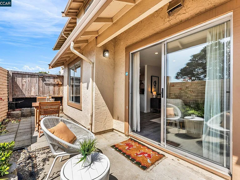 392 Bayview Cir — Photo 32