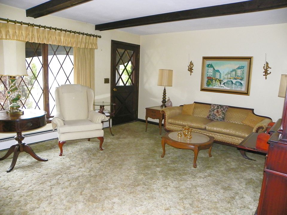 1st image of 8 Bradbury Ln