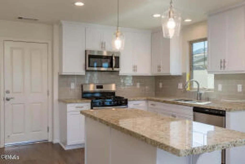3 bed, 2.5 bath, 1740 sqft, $3,000 — Photo 2