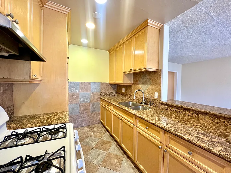 1035 Western Ave #4 — Photo 4