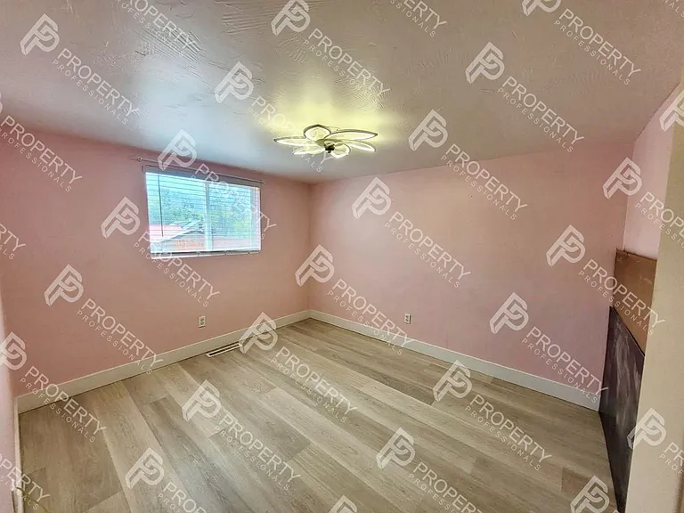 221 W 5th St — Photo 11