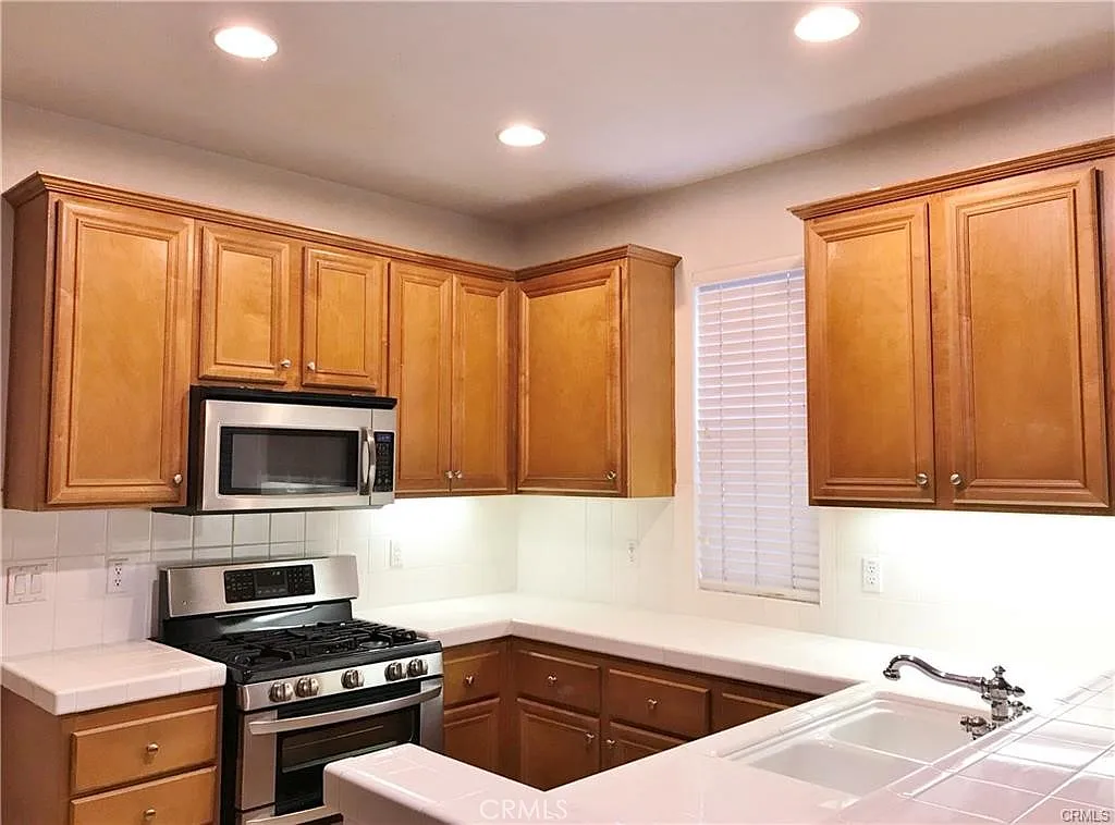 3 bed, 2.5 bath, 1869 sqft, $4,500 — Photo 4