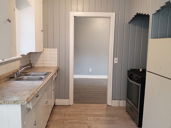 4th image of 118 E College St