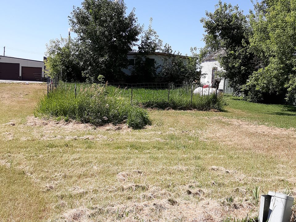 2nd image of 118 2nd St E