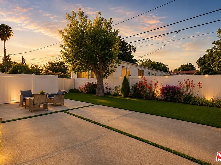 6033 Fallbrook Ave — Photo 14