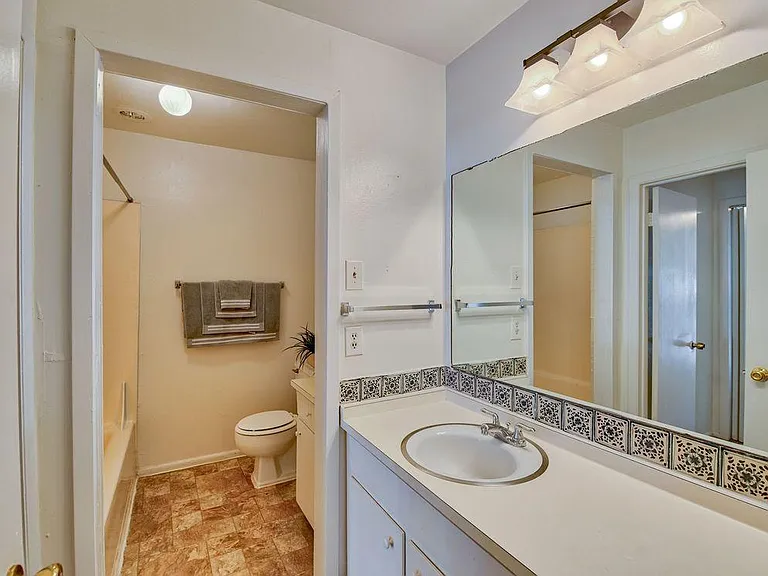 Townsend Apartments — Photo 5