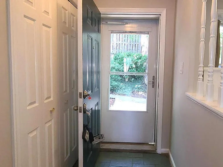 2037 S Glebe Rd — Photo 3