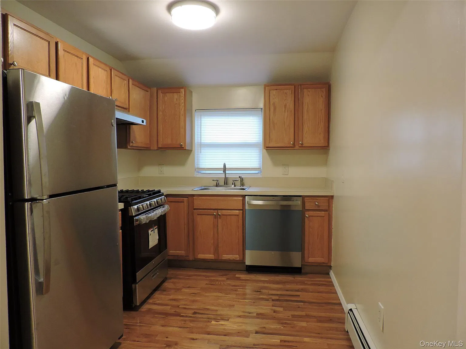 3 bed, 2.0 bath, 1300 sqft, $3,700 — Photo 4