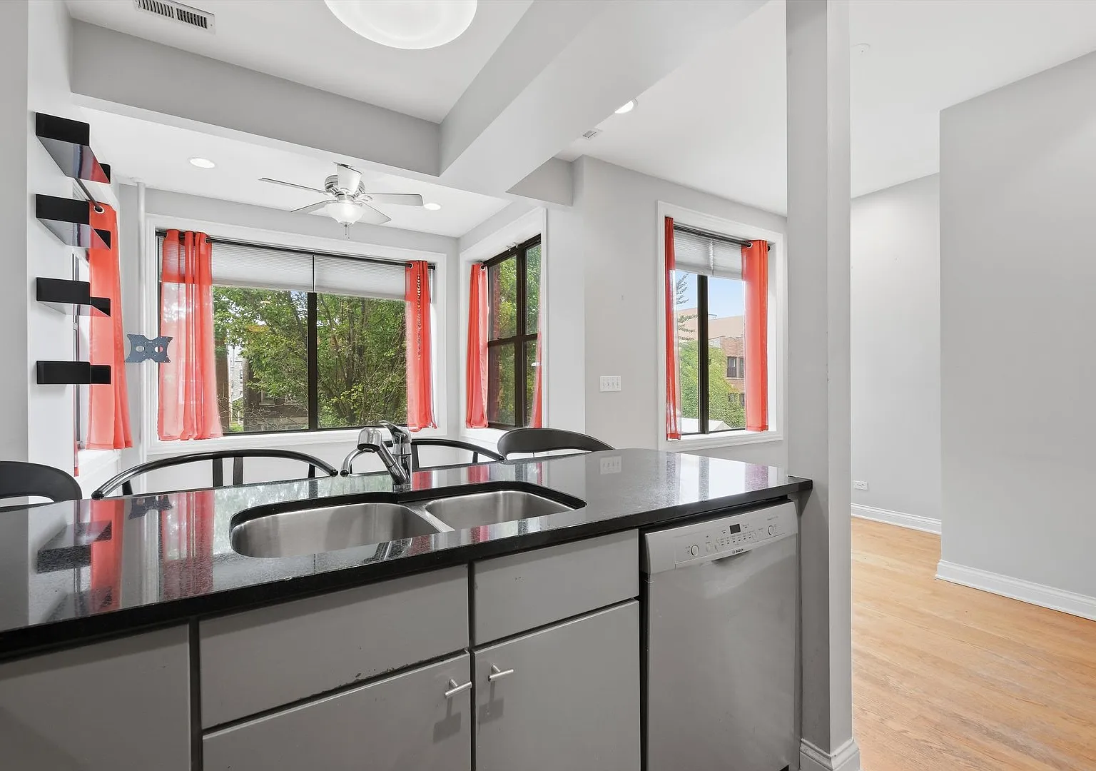2 bed, 4.0 bath, 1175 sqft, $2,800 — Photo 3