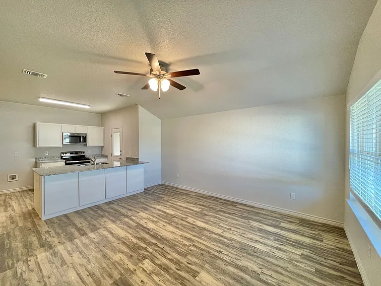 1821 Castroville Trl — Photo 4