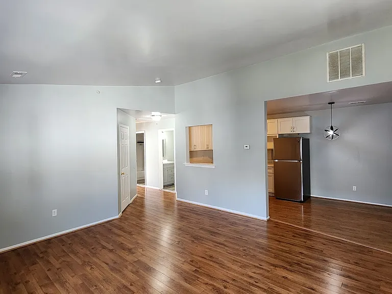225 Bexley Ln — Photo 3