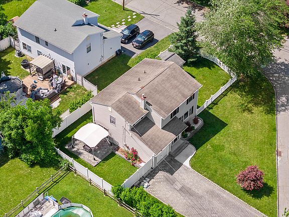 3rd image of 161 River Dr