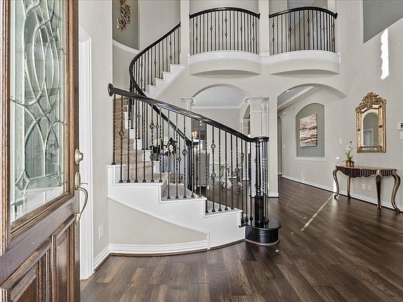 2nd image of 2414 Trocadero Ln