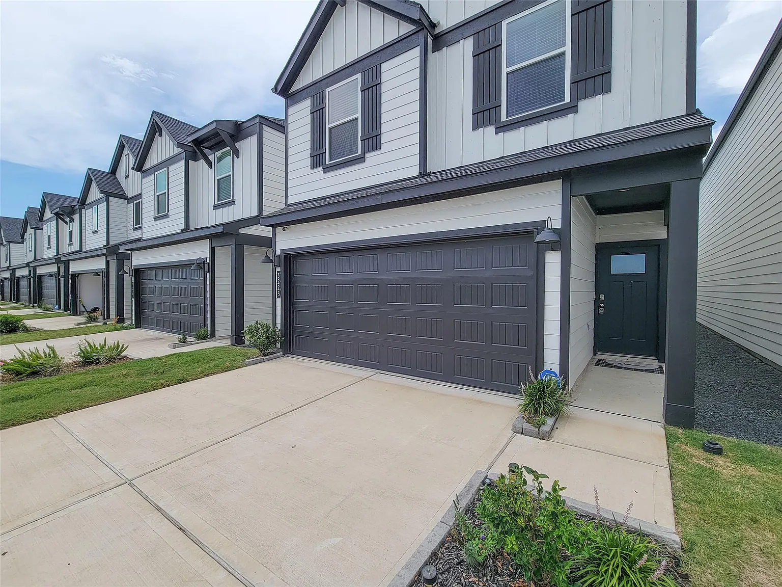 3 bed, 2.5 bath, 1979 sqft, $2,450 — Photo 2