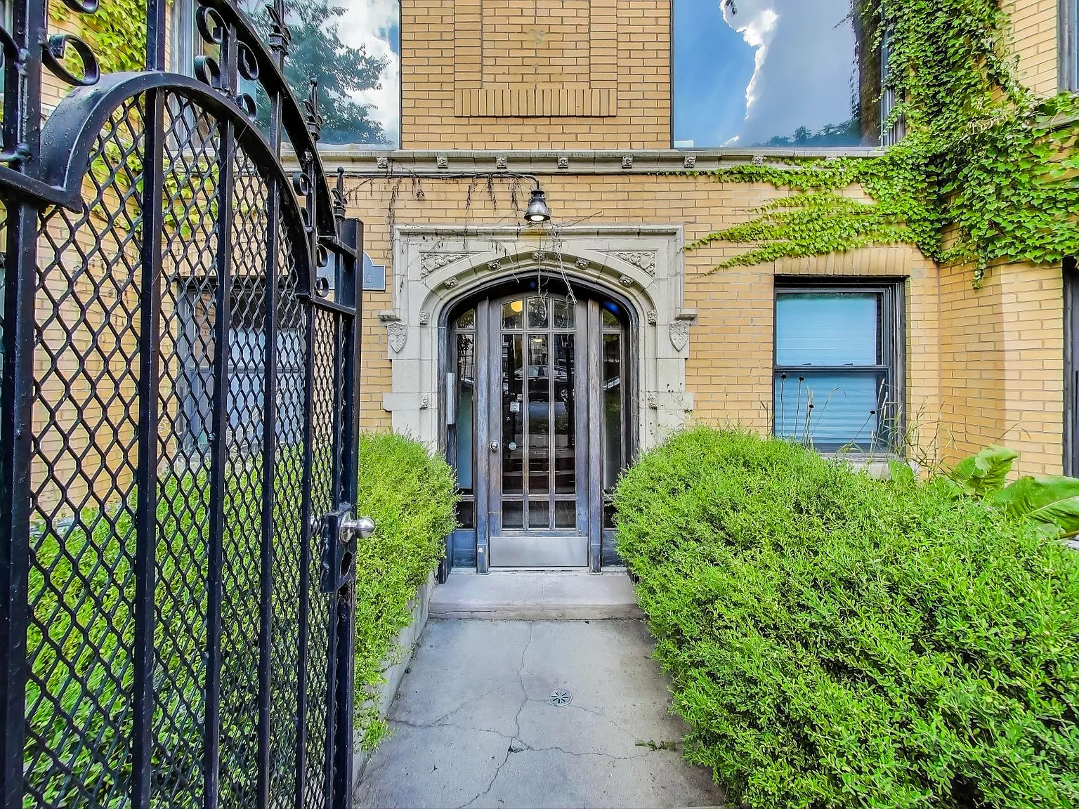 3106 W Lyndale St — Photo 2
