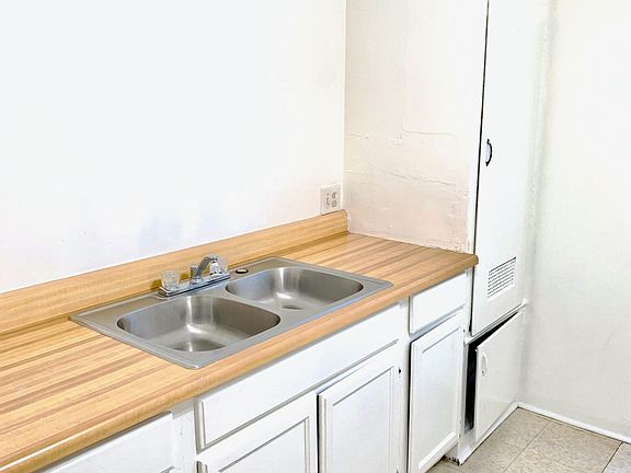 5th image of 6537 Woodley Ave APT A