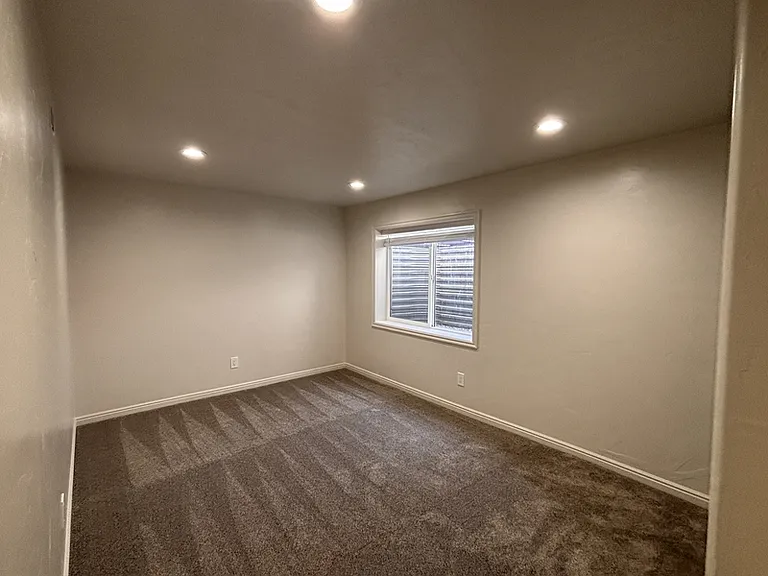 627 E 700 N — Photo 14