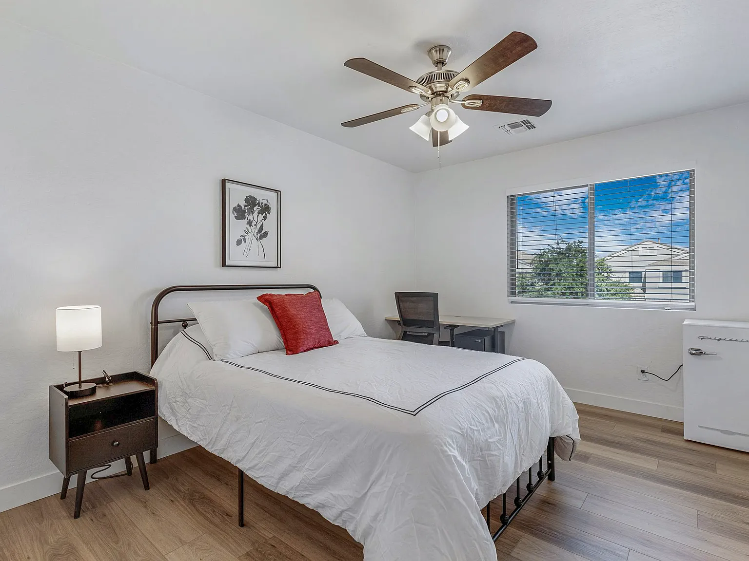 4 bed, 3.0 bath, 2857 sqft, $979 — Photo 1