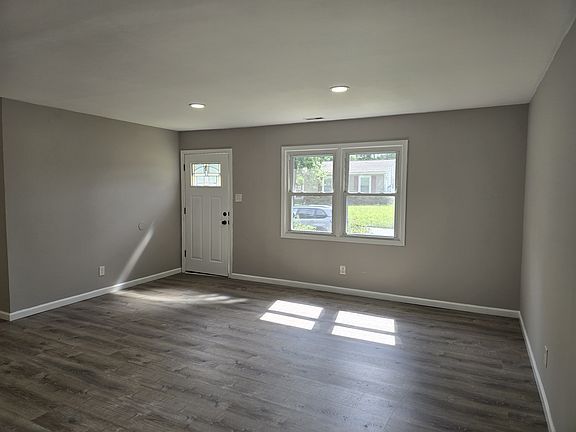 3rd image of 6 Spruce Blvd