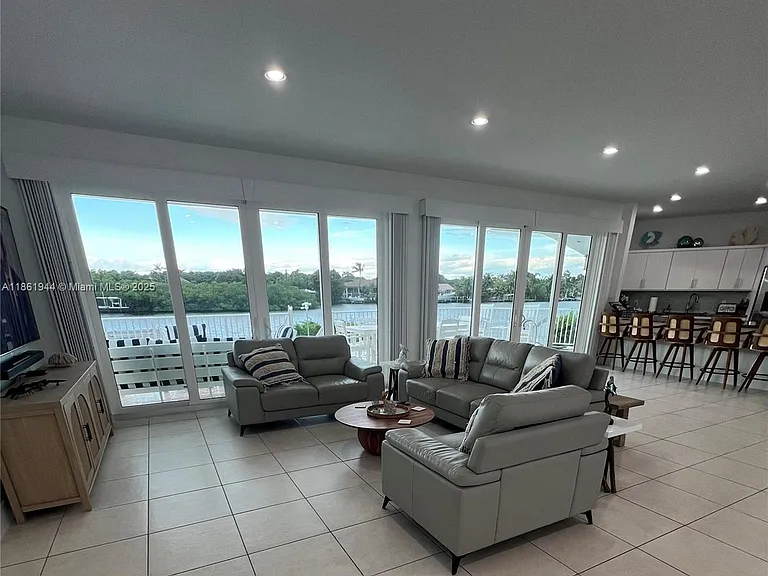 7760 Aviation Blvd — Photo 40