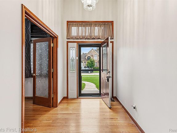 3rd image of 54845 Petunia Dr